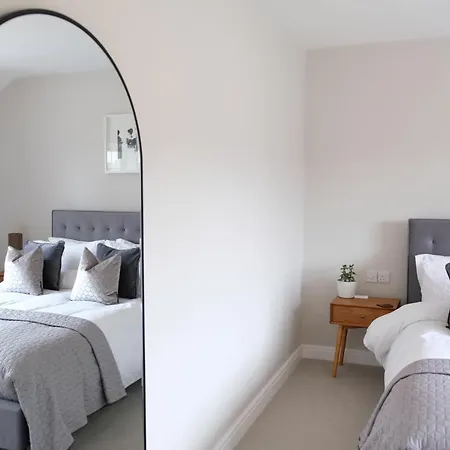 Dom wakacyjny Chaloners, Free Parking, Large Garden, Close To Races & Centre *